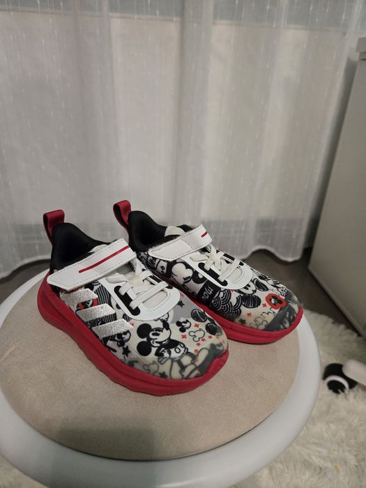 Vand incaltaminte purtata putin, 70 lei perechea