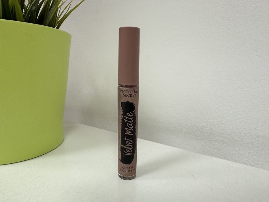 Victoria’s Secret Velvet Matte Cream Liquid Lip – нюанс Adored