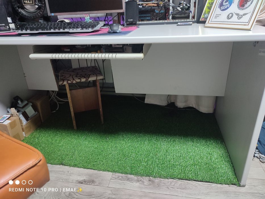 Компьютерный стол с газоном