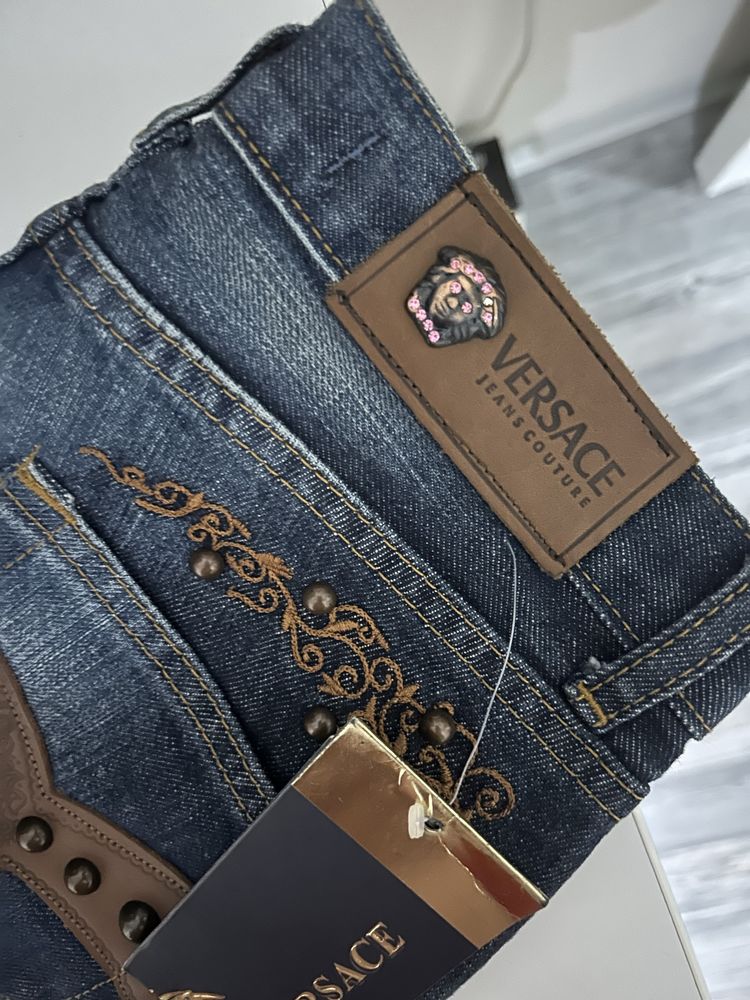 шикозни дънки, модерен стил Versace