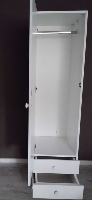 Еднокрилен гардероб