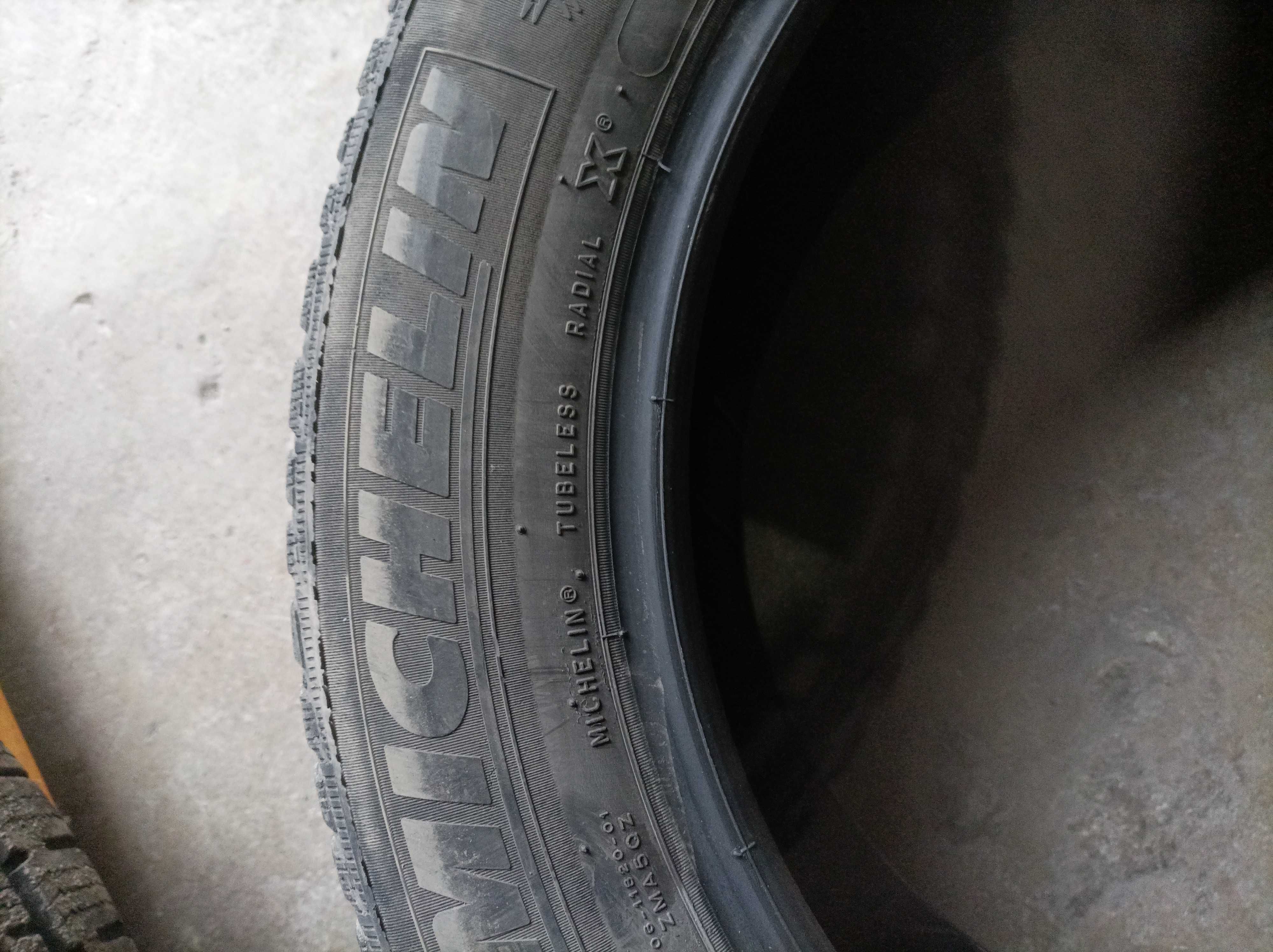 Продавам 2 зимни гуми 225/55/17 Michelin  - 30 лв/бр.