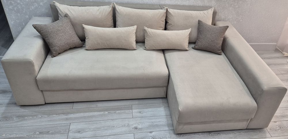 Угловой диван с подушками
