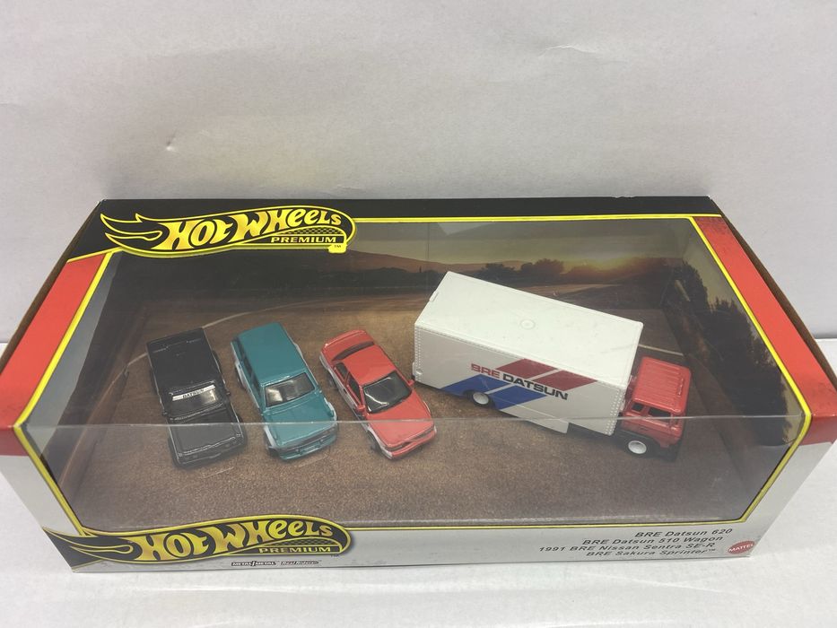 HOT WHEELS PREMIUM set 4 machete auto scara 1:64 Datsun Nissan dioramă