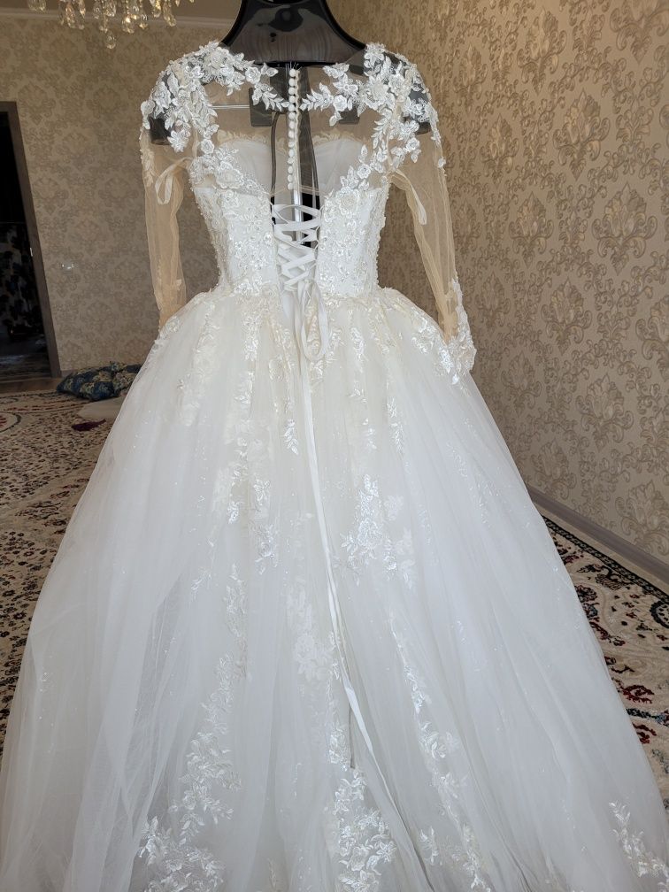 Свадебное платье  3 D цветами