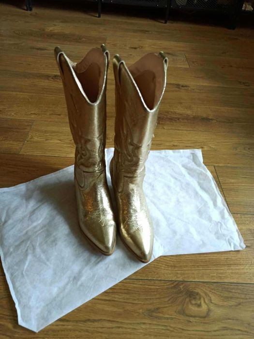 Дамски ботуши в златисто