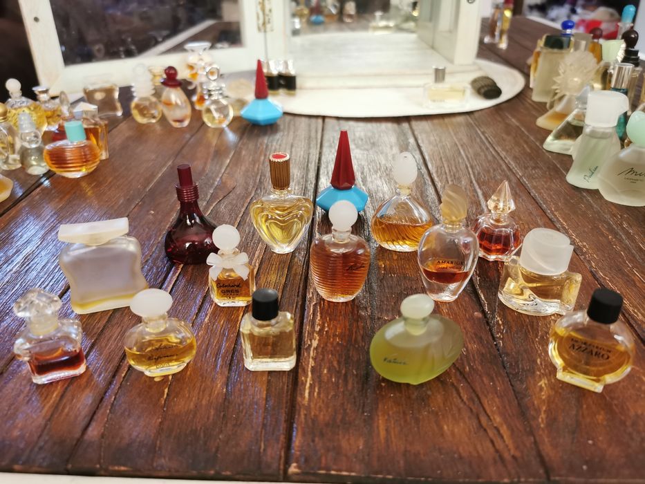 Колекция от 140 мини парфюми