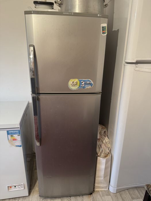 Холодильник сатамыз. Жаксы катырады, барлык жеры жумыс жасап тур