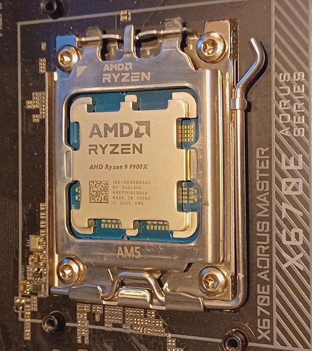 Procesor AMD Ryzen 9 9900X cu garantie eMAG pana in 2028
