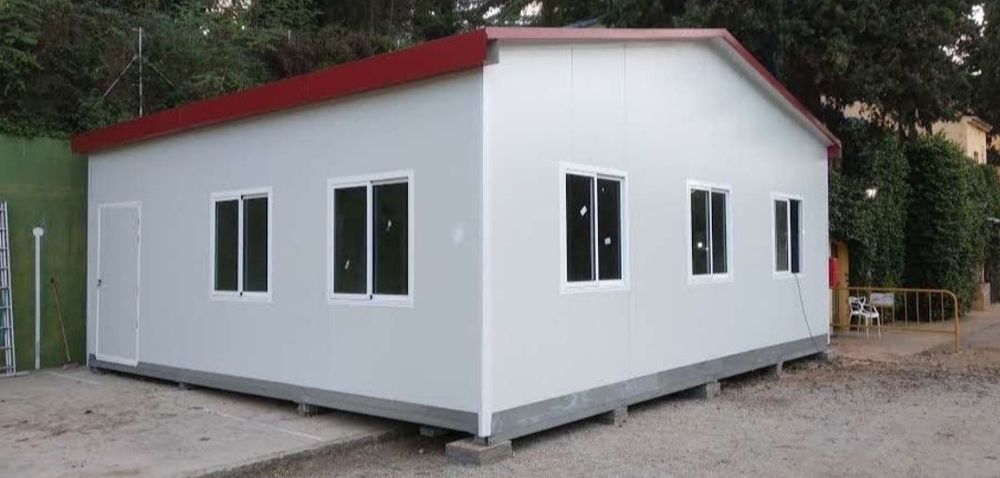 Vand case pe structură metalică