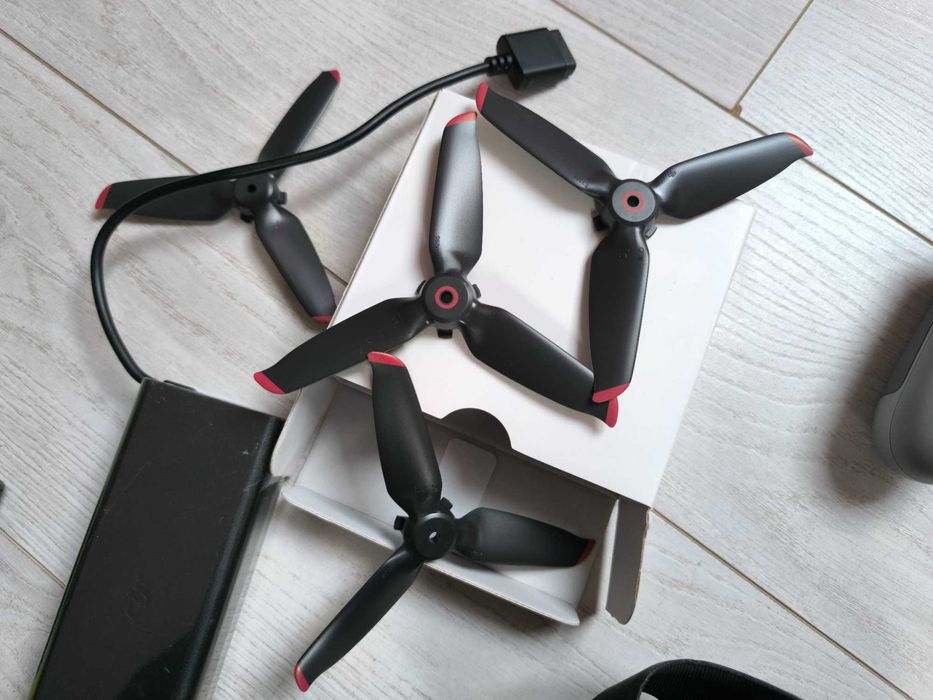 Състезателен и спортен дрон DJ FPV Combo