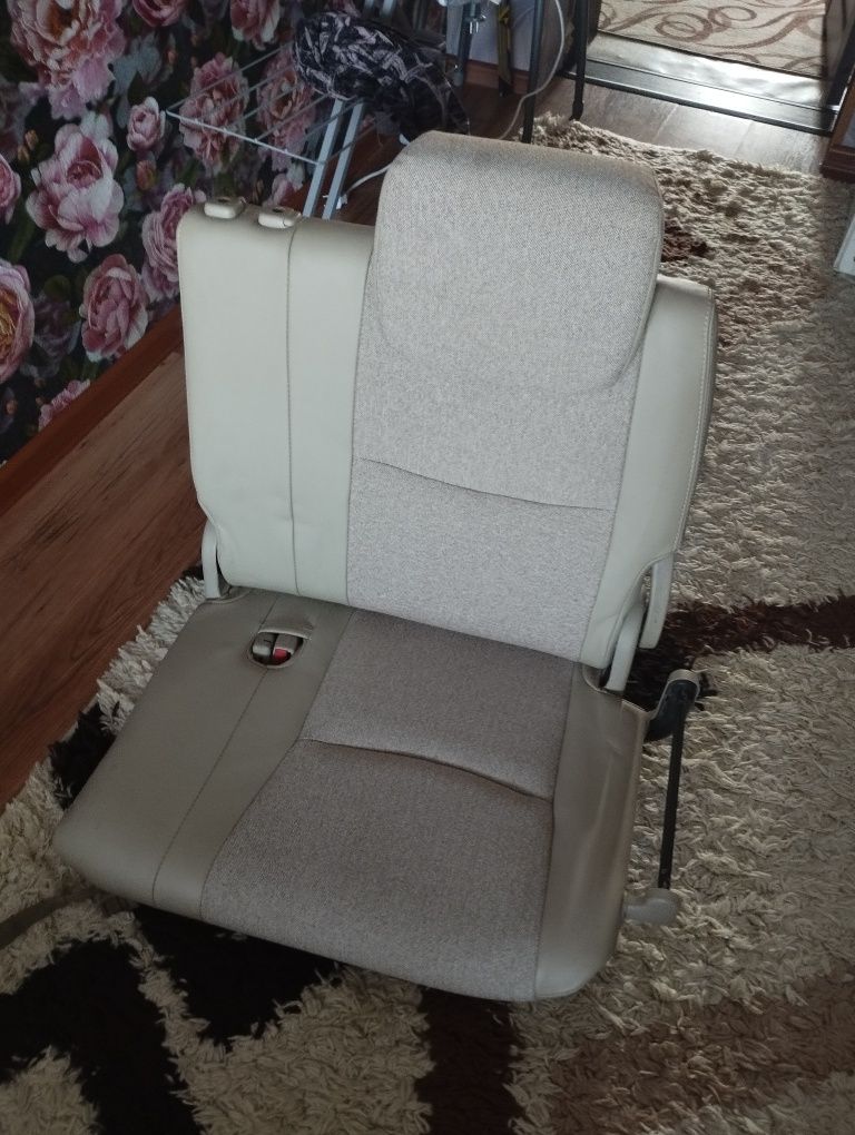 Продам задний ряд сидений.