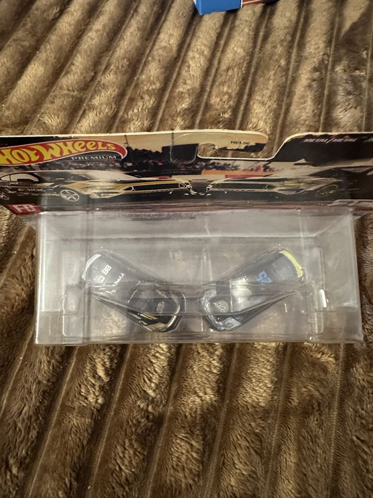 Vând Set Hotwheels Premium