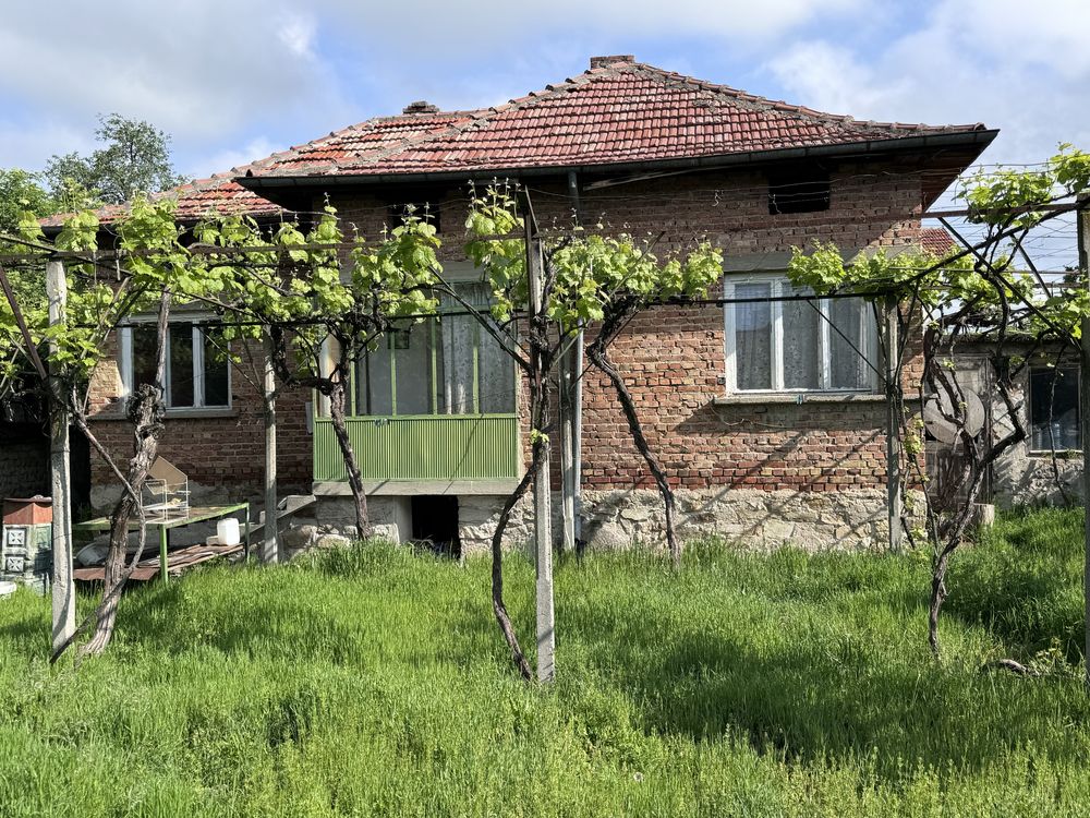 Тухлена къща с гараж в центъра на село Черганово