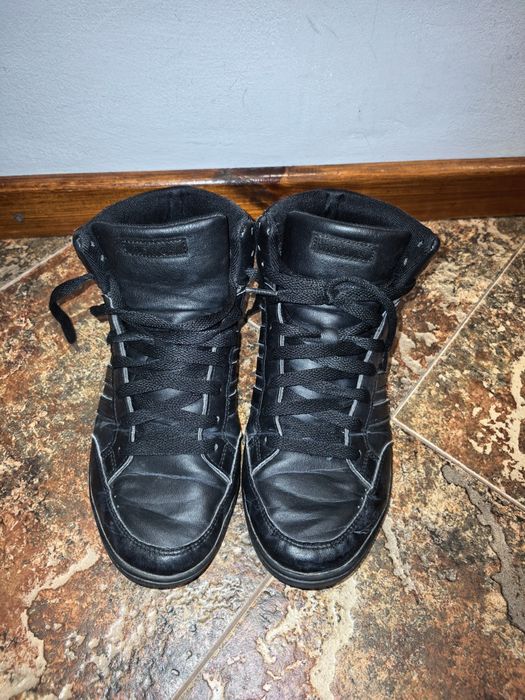 Подарявам спортни обувки