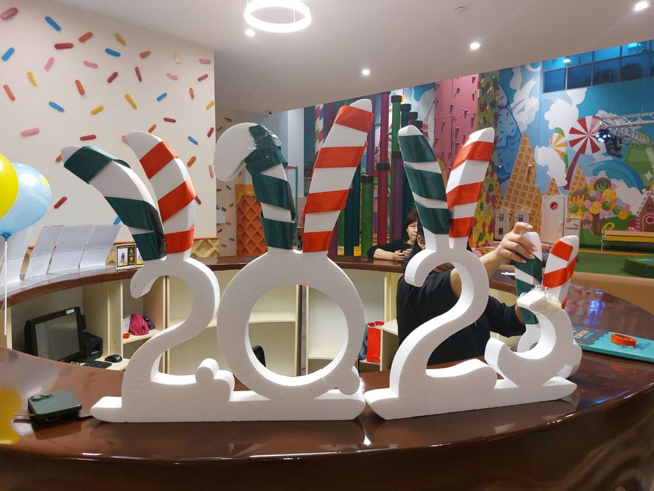 Снежинки, новогодние украшения, елки