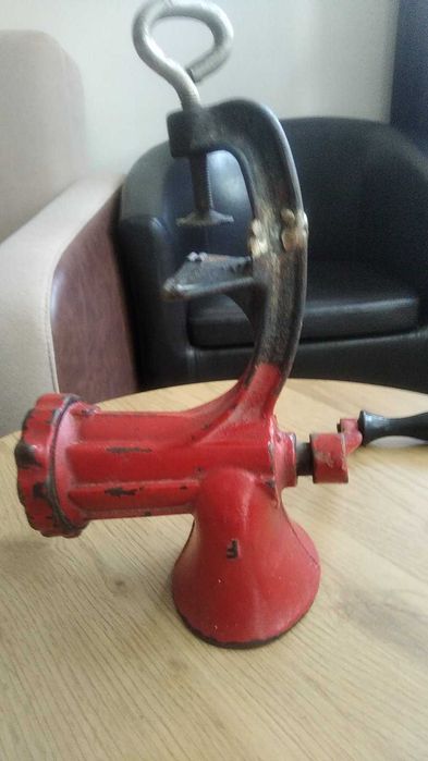 Желязна машинка за мелене на месо