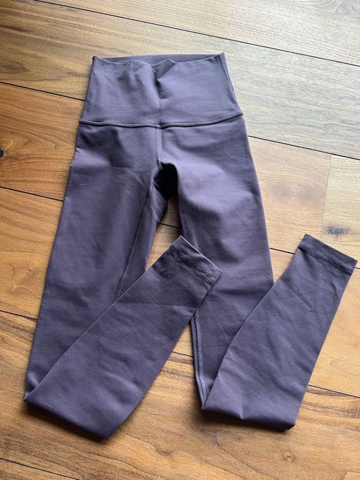 Lululemon клин в тъмно лилав цвят размер XS