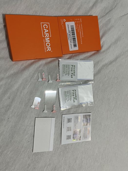 Kit cu folie protectoare pentru ecranele camerelor video