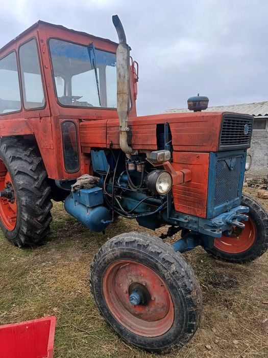 Vând tractor U650 plus plug