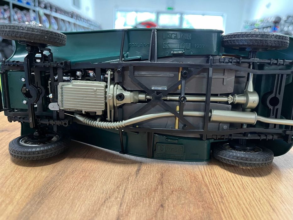 BBURAGO колекционерски модел JAGUAR SS100 ROADSTER 19937г. 1:18