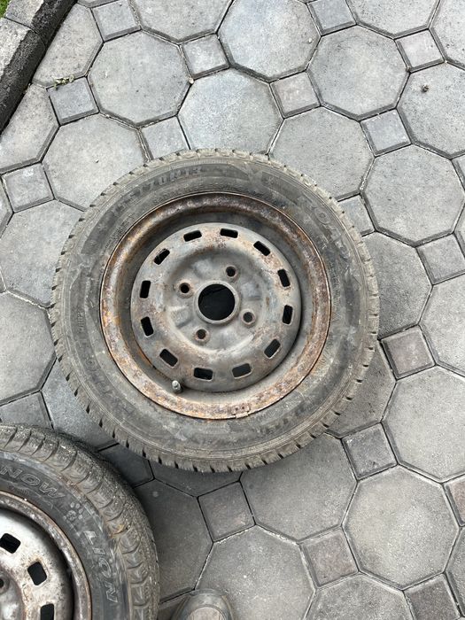 Прлдам шины зимняя б/у с дисками 155/70R13 4 штуки