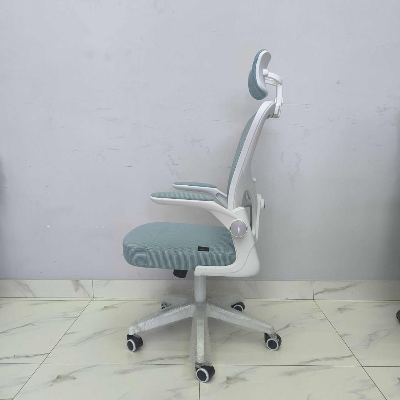 Офисное кресло модель Ариола акуа. Есть доставка и гарантия