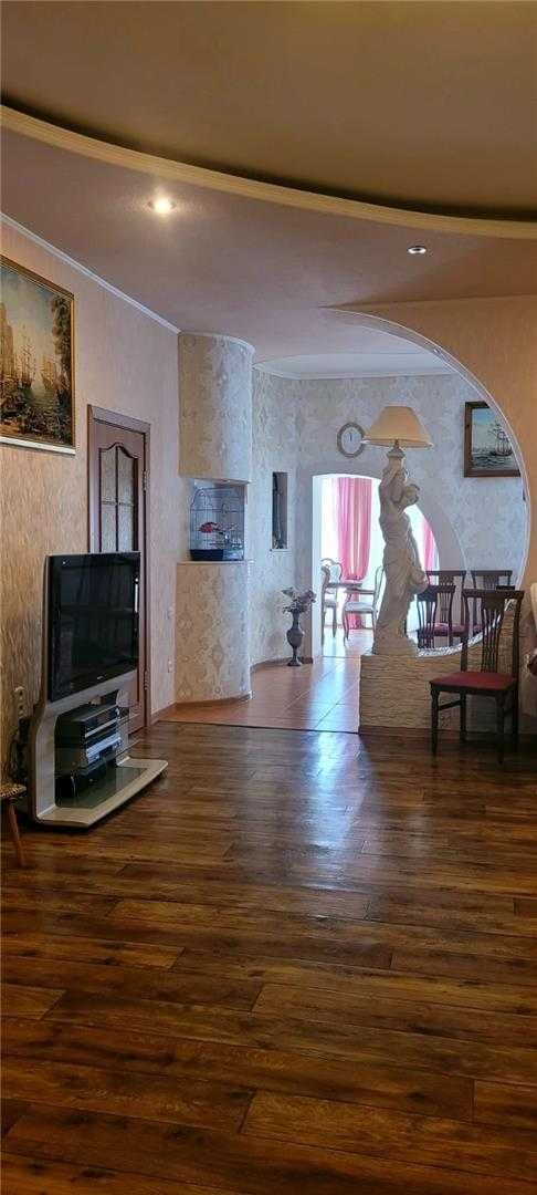 Продам 3 этажный особняк на 9а мкр .