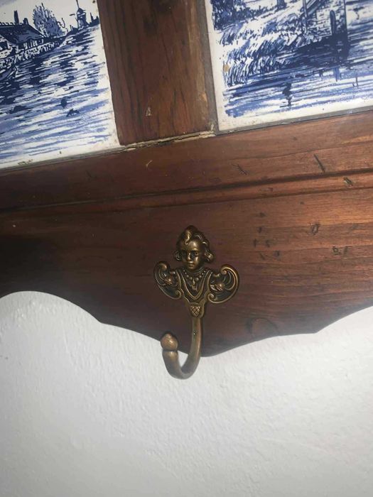 Cuier cu tenta olandeza si 4 aghatatori din bronz