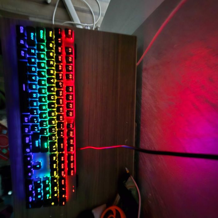 Продавам клаветура и мишка и подарък малспад