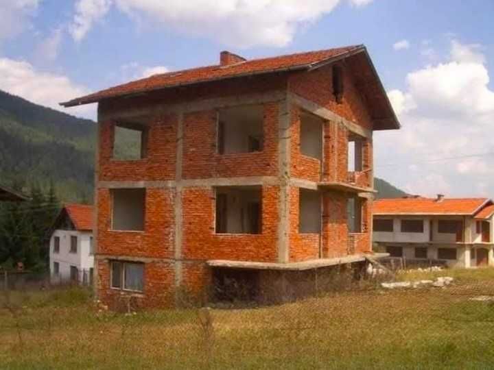 Частно лице продава триетажна къща в с. Говедарци, в полите на Рила