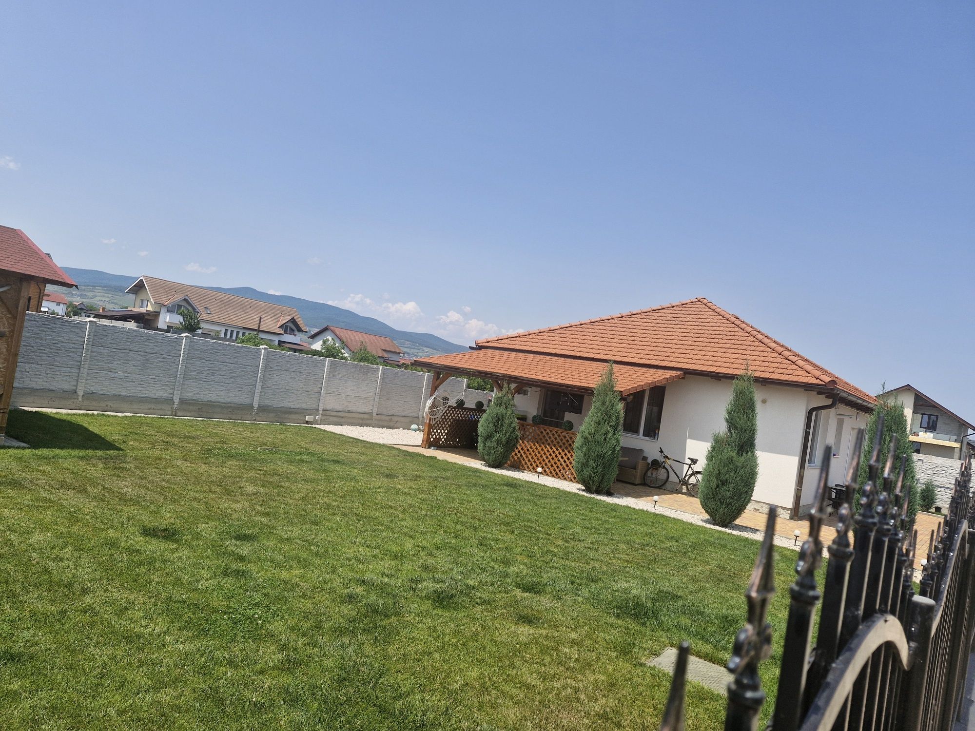 Casă + curte 500 mp, mobilată complet, gata de mutat – Cartier Partoș