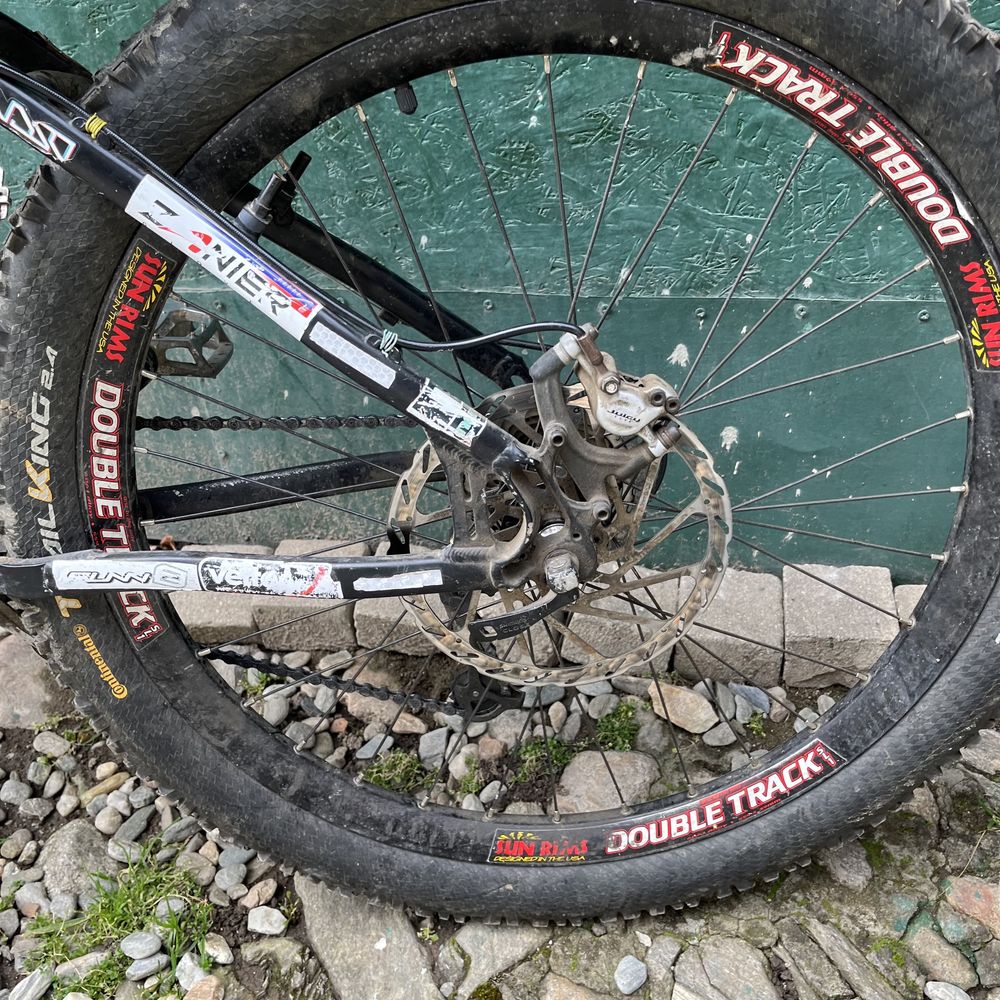 Bicicleta Castom  drumeti casca de protectie si suport biciclete