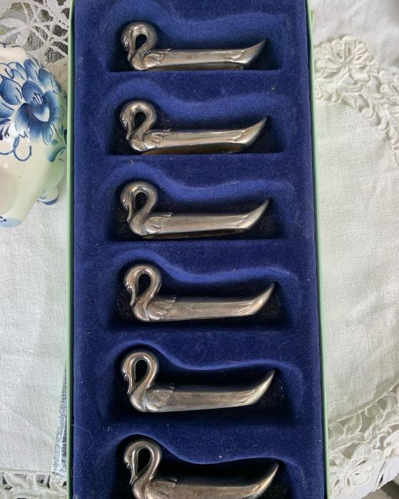 Порт куто  на масата.Френски.