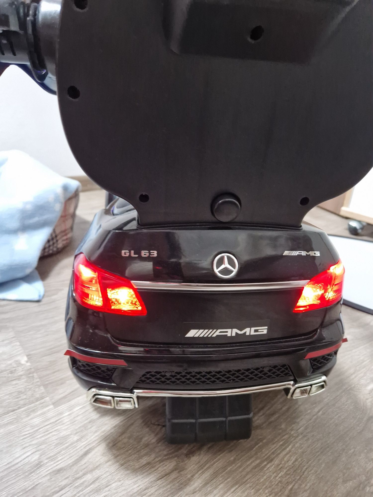 Masinuta ride-on, MERCEDES AMG C63, Multifunctionala, Cu maner