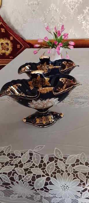 Вазалар сотилади.