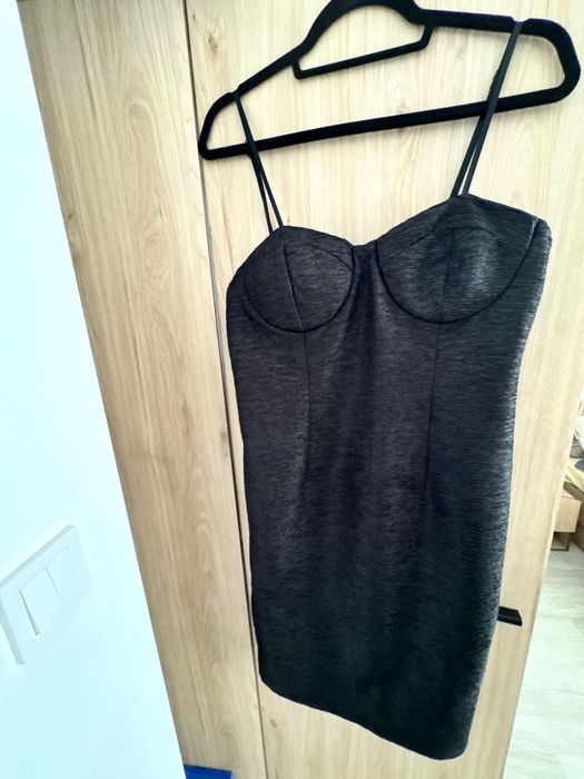 Елегантна черна рокля