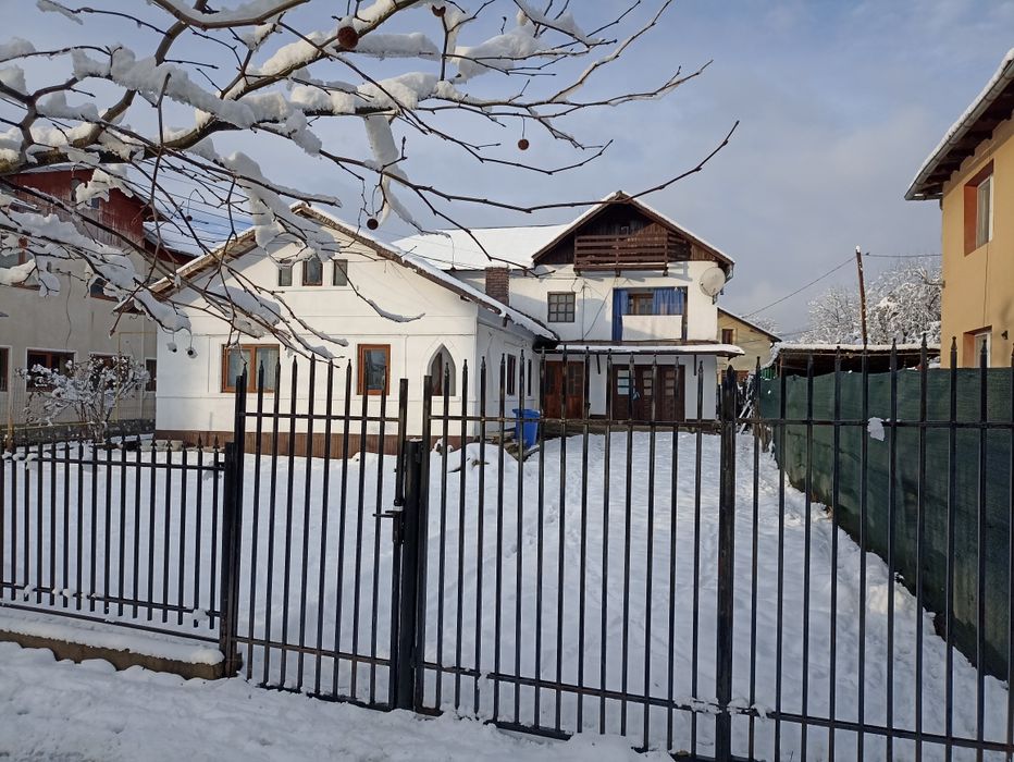 Vând două case la preț de una