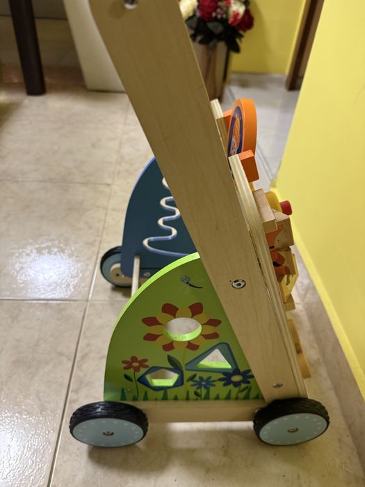 Дървена бебешка проходилка в отлично състояние