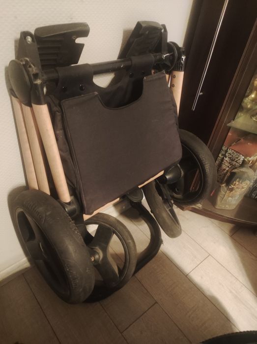 Продается коляска,два в одном и кресло в машину