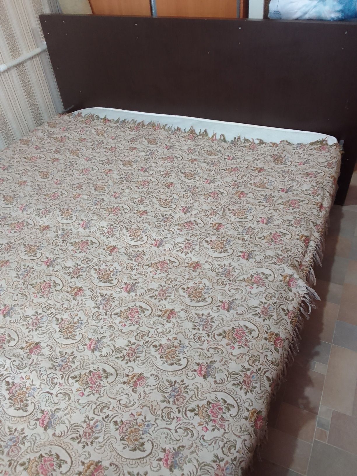 Кровать 2вух спальная   в 1,6 метра на 2 метра