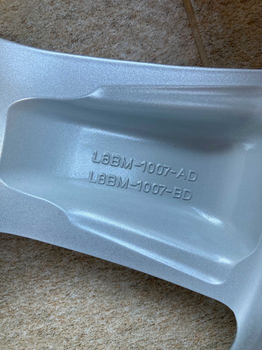 Land Rover Defender R22 - 1 buc. Janta Defender R22 (L8BD1007AD)