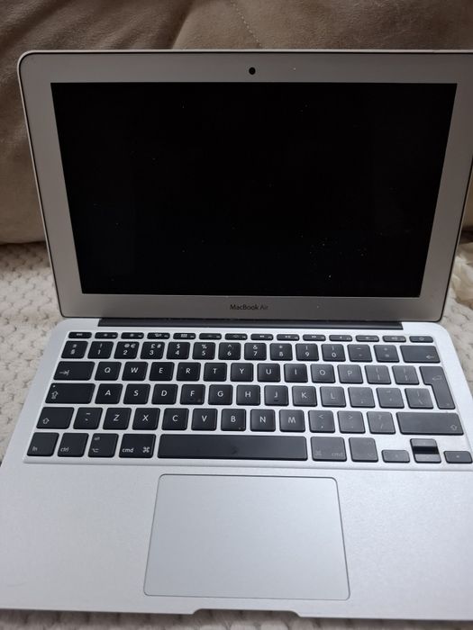 Laptop Acer și MacBook