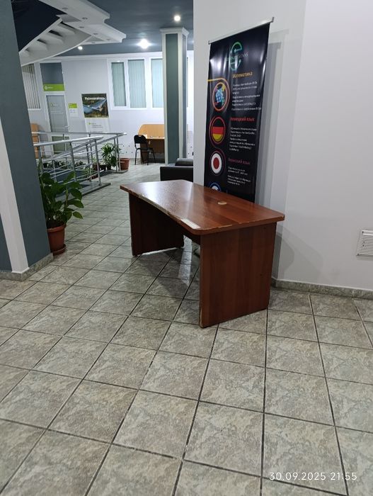 Продается стол и один тумбочка. Цена договорная