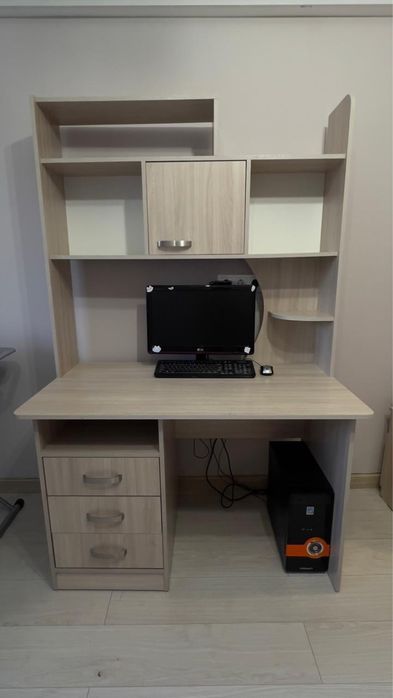 СРОЧНО! Торг имеется! Продается компьютерный стол ZETA с надстройкой