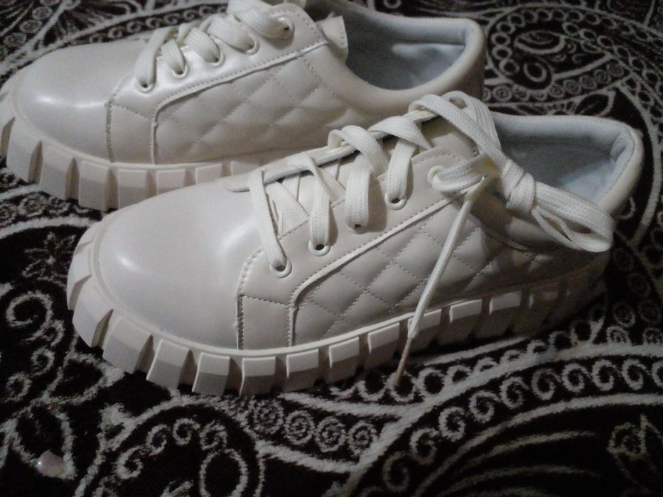 Продам кроссовки