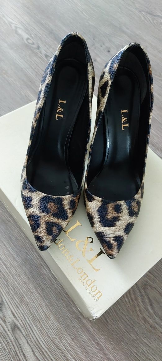 Pantofi animal print