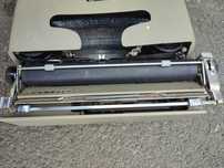 Mașina de scris marca : olivetti