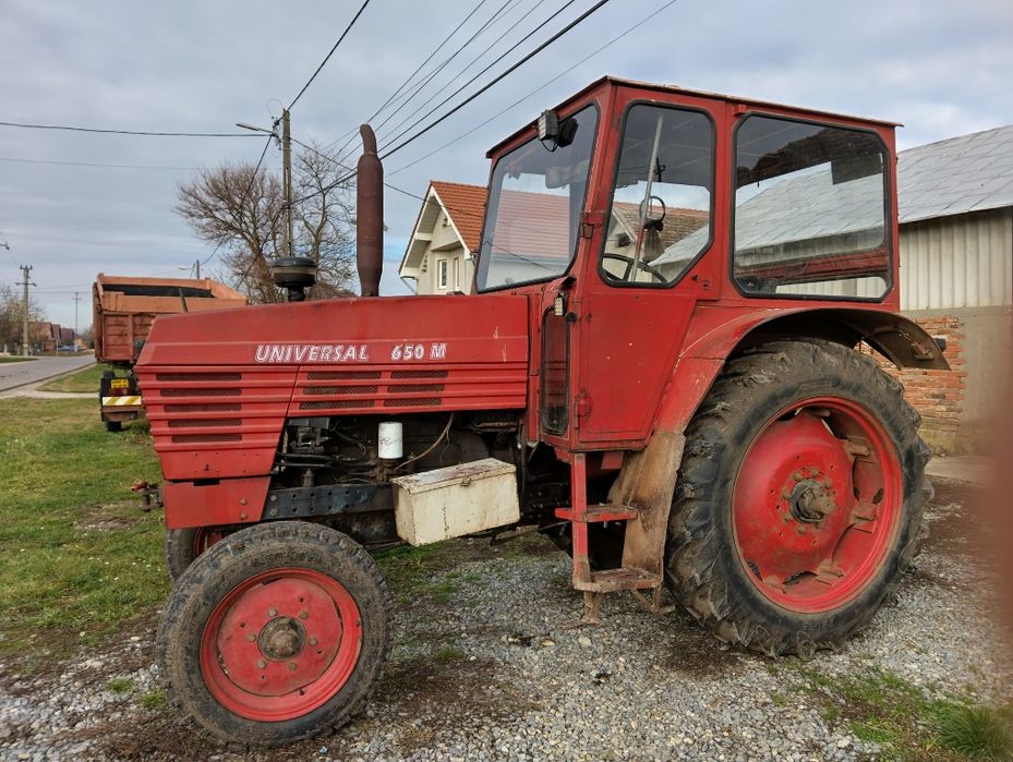 Vând tractor U650 și utilaje agricole