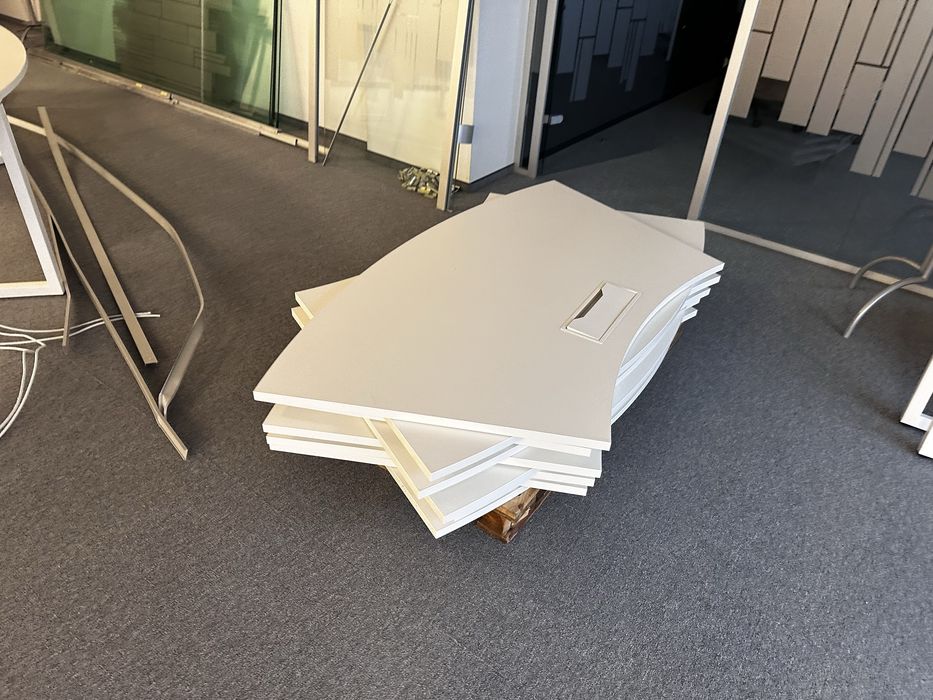 Модулни офис бюра ORT с прегради – конфигурации до 6 работни места